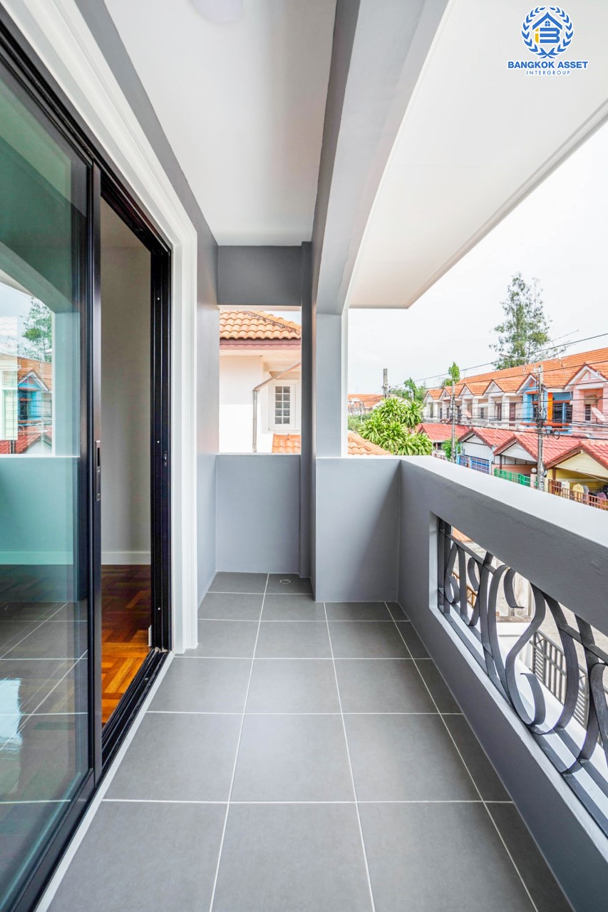 บ้านมือสองตกแต่งใหม่ ม.ลานทอง ติวานนท์-ปากเกร็ด เนื้อที่ 54 ตร.ว. ฟังก์ชัน 3 ห้องนอน 2 ห้องน้ำ บนทำเลทองเดินทางสะดวกติด ถ.ติวานนท์ ใกล้ห้าแยกปากเกร็ด เมืองทองธานี ทางด่วน, เซ็นทรัลแจ้งวัฒนะ และรถไฟฟ้าสายสีชมพู (สายอนาคต) "สถานีปากเกร็ด"